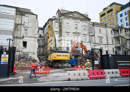 Brighton Regno Unito 19 marzo 2024 - proseguono i lavori di demolizione del vecchio edificio Barry del Royal Sussex County Hospital a Brighton dopo che il nuovo edificio Louisa Martindale, costruito di recente, è stato inaugurato nel giugno 2023. Il Barry Building ha quasi 200 anni, uno dei più antichi del NHS e sarà sostituito da un nuovo Sussex Cancer Centre: Credit Simon Dack / Alamy Live News Foto Stock