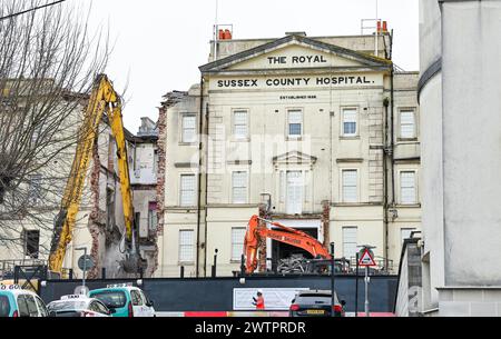 Brighton Regno Unito 19 marzo 2024 - proseguono i lavori di demolizione del vecchio edificio Barry del Royal Sussex County Hospital a Brighton dopo che il nuovo edificio Louisa Martindale, costruito di recente, è stato inaugurato nel giugno 2023. Il Barry Building ha quasi 200 anni, uno dei più antichi del NHS e sarà sostituito da un nuovo Sussex Cancer Centre: Credit Simon Dack / Alamy Live News Foto Stock