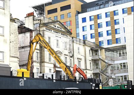 Brighton Regno Unito 19 marzo 2024 - proseguono i lavori di demolizione del vecchio edificio Barry del Royal Sussex County Hospital a Brighton dopo che il nuovo edificio Louisa Martindale, costruito di recente, è stato inaugurato nel giugno 2023. Il Barry Building ha quasi 200 anni, uno dei più antichi del NHS e sarà sostituito da un nuovo Sussex Cancer Centre: Credit Simon Dack / Alamy Live News Foto Stock