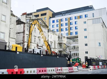 Brighton Regno Unito 19 marzo 2024 - proseguono i lavori di demolizione del vecchio edificio Barry del Royal Sussex County Hospital a Brighton dopo che il nuovo edificio Louisa Martindale, costruito di recente, è stato inaugurato nel giugno 2023. Il Barry Building ha quasi 200 anni, uno dei più antichi del NHS e sarà sostituito da un nuovo Sussex Cancer Centre: Credit Simon Dack / Alamy Live News Foto Stock