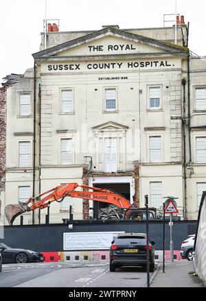 Brighton Regno Unito 19 marzo 2024 - proseguono i lavori di demolizione del vecchio edificio Barry del Royal Sussex County Hospital a Brighton dopo che il nuovo edificio Louisa Martindale, costruito di recente, è stato inaugurato nel giugno 2023. Il Barry Building ha quasi 200 anni, uno dei più antichi del NHS e sarà sostituito da un nuovo Sussex Cancer Centre: Credit Simon Dack / Alamy Live News Foto Stock