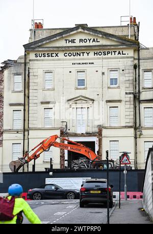 Brighton Regno Unito 19 marzo 2024 - proseguono i lavori di demolizione del vecchio edificio Barry del Royal Sussex County Hospital a Brighton dopo che il nuovo edificio Louisa Martindale, costruito di recente, è stato inaugurato nel giugno 2023. Il Barry Building ha quasi 200 anni, uno dei più antichi del NHS e sarà sostituito da un nuovo Sussex Cancer Centre: Credit Simon Dack / Alamy Live News Foto Stock