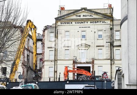 Brighton Regno Unito 19 marzo 2024 - proseguono i lavori di demolizione del vecchio edificio Barry del Royal Sussex County Hospital a Brighton dopo che il nuovo edificio Louisa Martindale, costruito di recente, è stato inaugurato nel giugno 2023. Il Barry Building ha quasi 200 anni, uno dei più antichi del NHS e sarà sostituito da un nuovo Sussex Cancer Centre: Credit Simon Dack / Alamy Live News Foto Stock