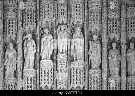 Statue in pietra, di importanti modelli cristiani, dietro l'altare nella cappella dell'All Souls College, Università di Oxford, Inghilterra. Foto Stock