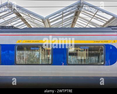 La carrozza di prima classe di un treno si fermò alla stazione ferroviaria di Kettering, in Inghilterra. Foto Stock