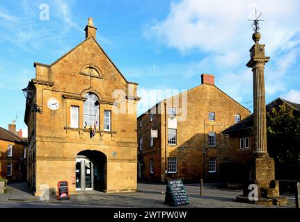 Veduta del Market House, conosciuto anche come il municipio di Martock e il monumento a Pinnacle lungo Church Street nel centro del villaggio, Martock, Somerset, Regno Unito. Foto Stock