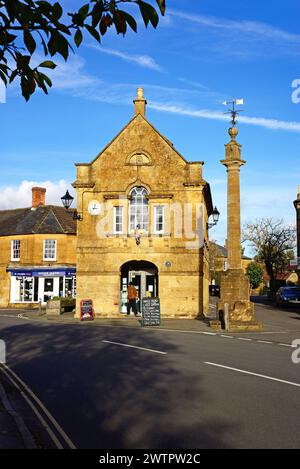 Vista della Market House, conosciuta anche come Martock Town Hall lungo Church Street nel centro del villaggio, Martock, Somerset, Regno Unito. Foto Stock