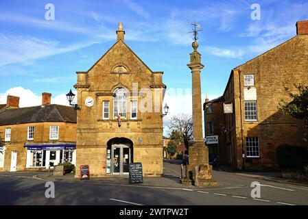 Vista del Market House, noto anche come municipio di Martock, lungo Church Street nel centro del villaggio, Martock, Somerset, Regno Unito, Europa. Foto Stock