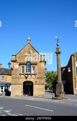 Vista del Market House, noto anche come municipio di Martock, lungo Church Street nel centro del villaggio, Martock, Somerset. Regno Unito, Europa. Foto Stock