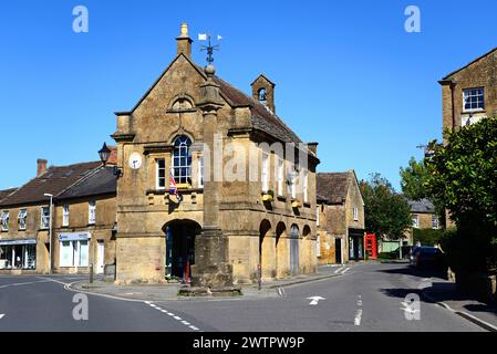 Vista del Market House, noto anche come municipio di Martock, lungo Church Street nel centro del villaggio, Martock, Somerset, Regno Unito, Europa. Foto Stock