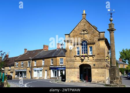 Vista del Market House, noto anche come municipio di Martock, lungo Church Street nel centro del villaggio, Martock, Somerset, Regno Unito, Europa. Foto Stock