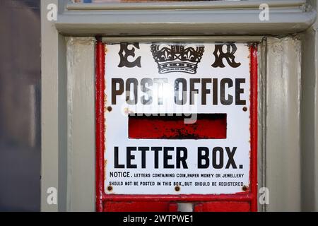 Una vecchia scatola di lettere per ufficio postale montata a parete ER nella città vecchia, Martock, Somerset, Regno Unito, Europa Foto Stock