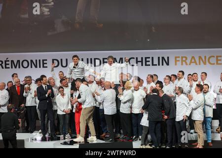 Tre chef francesi stellati Michelin per la Table du Castellet a le Castellet (Var) Fabien Ferre (L) e tre chef francesi stellati Michelin di Gabriel presso l'hotel la Reserve Paris Jerome Banctel (R) celebrano le loro tre stelle Michelin sul palco durante la cerimonia di premiazione della Guida Michelin per la Francia 2024 a Tours, Center France il 18 marzo 2024. La guida Michelin ha assegnato il 18 marzo 2024 62 stelle ai ristoranti francesi, una classe di 2024 ricchi di primo premio, con 52 prime stelle, 8 seconde stelle e due case con tre stelle. Foto di Pascal Avenet/ABACAPRESS.COM Foto Stock