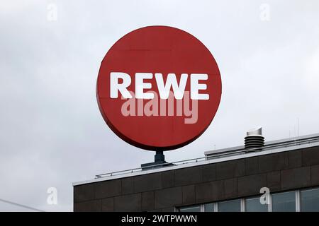 Reklame eines REWE Supermarktes a der Innenstadt. Themenbild, Symbolbild Köln, 18.03.2024 NRW Deutschland *** pubblicità per un supermercato REWE nel centro città immagine a tema, immagine simbolica Colonia, 18 03 2024 NRW Germania Copyright: XChristophxHardtx Foto Stock