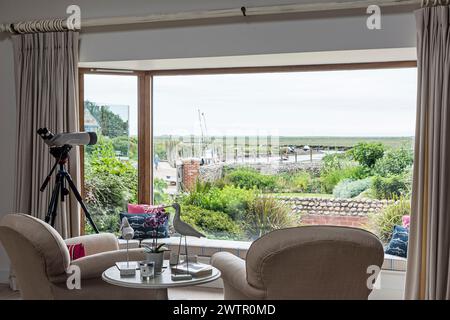 Telescopio nella finestra panoramica con vista sulla costa di Blakeney, Norfolk, Regno Unito Foto Stock