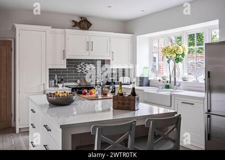 Cassa di vino nella moderna cucina bianca di lusso della casa britannica a Blakeney, Norfolk, Regno Unito Foto Stock