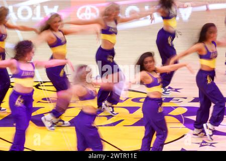 Los Angeles, Stati Uniti. 18 marzo 2024. Le cheerleader dei Los Angeles Lakers si esibiscono durante una partita di basket NBA contro gli Atlanta Hawks al Crypto.com Arena. Punteggio finale: Lakers 136:105 Hawks Credit: SOPA Images Limited/Alamy Live News Foto Stock