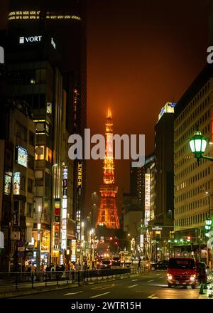 La Tokyo Tower nel quartiere Rappongi Hills di Tokyo, Giappone Foto Stock