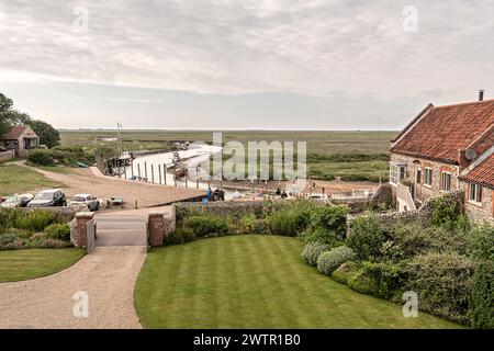 Il fiume Glaven e l'orizzonte sono visibili dalla casa costiera di Blakeney, Norfolk, Regno Unito Foto Stock