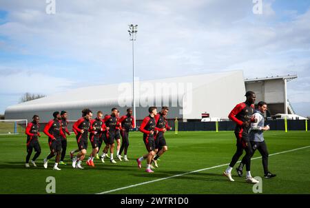 Tubize, Belgio. 19 marzo 2024. I giocatori del Belgio nella foto all'inizio di una sessione di allenamento della nazionale belga di calcio Red Devils, presso il centro di allenamento della Royal Belgian Football Association, a Tubize, martedì 19 marzo 2024. Sabato, i Red Devils giocano un'amichevole contro l'Irlanda, parte dei preparativi per l'Euro 2024. BELGA PHOTO VIRGINIE LEFOUR credito: Belga News Agency/Alamy Live News Foto Stock