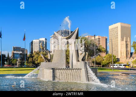 Adelaide, Australia - 19 dicembre 2020: Fontana dei tre fiumi in Victoria Square ad Adelaide City in un giorno luminoso Foto Stock