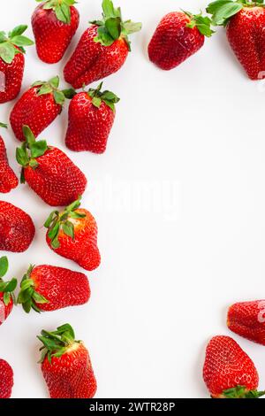 Mockup di fragole su sfondo bianco. Copia spazio Foto Stock