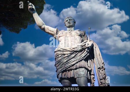 Statua dell'imperatore Traiano a Roma, Italia. Cielo blu brillante sullo sfondo. Foto Stock