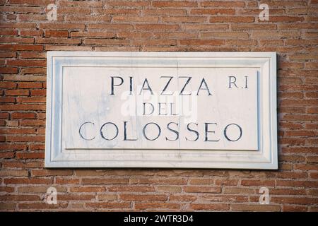 Cartello di Piazza del Colosseo su un muro di mattoni. Roma, Italia Foto Stock