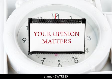 LA SUA OPINIONE CONTA UNA frase scritta su un biglietto da visita bianco Foto Stock