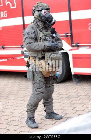 Beamte des Spezialeinsatzkommandos der bayerischen Polizei SEK in Schutzkleidung werden in einer von der Feuerwehr eingerichteten Station zur Dekontaminierung von der Feuerwehr überprüft und nach Sicherung und Ablegung der persönlichen Schutzausrüstung dekontaminiert. Länderübergreifende Großübung der Spezialeinheiten esercizio antiterrorismo CTE 2024. Sulzbach-Rosenberg Bayern Deutschland *** i funzionari della task force speciale della polizia bavarese SEK con indumenti protettivi sono controllati dai vigili del fuoco in una stazione di decontaminazione allestita dai vigili del fuoco e decontaminata dopo secu Foto Stock