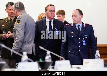 Ramstein Miesenbach, Germania. 19 marzo 2024. Boris Pistorius (M, SPD), ministro della difesa tedesco, partecipa alle consultazioni del gruppo di contatto ucraino guidato dagli Stati Uniti presso la base aerea di Ramstein. Numerosi ministri della difesa e alti ufficiali militari discuteranno ancora una volta di un ulteriore sostegno all'Ucraina nella guerra contro la Russia martedì. Credito: Uwe Anspach/dpa/Alamy Live News Foto Stock