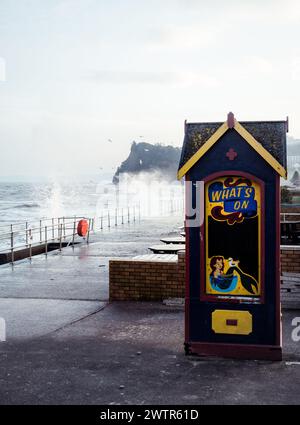 Onde che si infrangono contro il lungomare di Teignmouth nel Devon durante una tempesta. Foto Stock