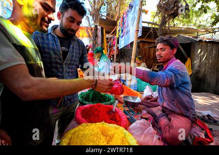 La gente del posto ha visto acquistare polveri colorate per la celebrazione di Holi sulla strada di Barsana. Il festival Lathmar Holi si basa su una leggenda indù, secondo la quale Lord Krishna viaggiò dal suo villaggio natale di Nandgaon a Barsana per prendere in giro il suo amante Radha. Radha e il suo entourage si sono offesi per le sue avances e hanno cacciato Krishna dal villaggio. Oggi la leggenda è celebrata al tempio Radha Rani di Barsana. Ogni anno, gli uomini di Nandgaon viaggiano a Barsana, dove vengono accolti da donne che brandiscono lathis (bastoni). I festeggiamenti durano più di una settimana, in cui i partecipanti lanciano il pow colorato Foto Stock