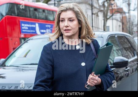 Londra, Inghilterra, Regno Unito. 19 marzo 2024. Il leader della camera dei comuni e Lord Presidente del Consiglio, PENNY MORDAUNT, lascia l'edificio dell'Ufficio del Gabinetto dopo una riunione del Gabinetto. (Credit Image: © Thomas Krych/ZUMA Press Wire) SOLO PER USO EDITORIALE! Non per USO commerciale! Foto Stock