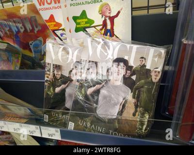 Riviste VOGUE con cadetti adolescenti ucraini. Un banco in un negozio con giornali e periodici. Ucraina, Kiev - 18 marzo 2024. Foto Stock