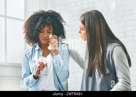 Persone Diverse Che Mostrano Empatia Per Piangere La Donna Nera Foto Stock