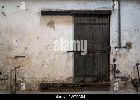 Una porta in legno che porta ad una cella nella Penitenzieria dello Stato Orientale di Filadelfia. Foto Stock