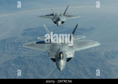 Il maggiore Paul "loco" Lopez, pilota/comandante dell'F-22 Demo Team, e il tenente Cory Clark, osservatore di sicurezza dell'F-22 Demo Team, volano in formazione Foto Stock