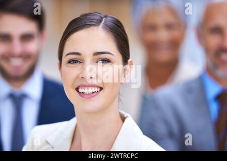 Donna d'affari, ritratto e leadership per il lavoro di squadra, la fiducia e chi siamo in ufficio, sul posto di lavoro o in uno studio legale. Faccia degli avvocati, dei dipendenti e del gruppo Foto Stock