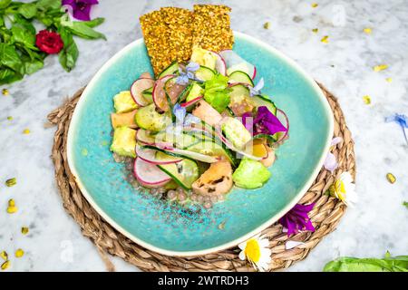 Piatto con insalata, riso e fiori a lato Foto Stock