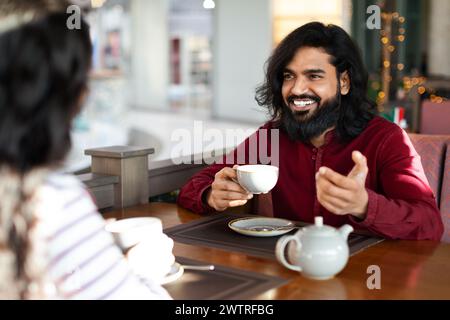 Una romantica coppia orientale al primo appuntamento alla mensa Foto Stock