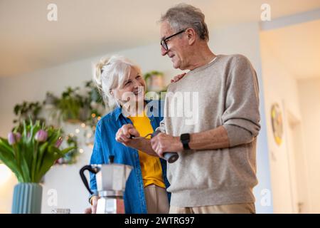 Una coppia anziana prepara il caffè a casa Foto Stock