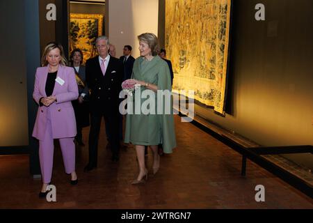 Oudenaarde, Belgio. 19 marzo 2024. Il conservatore del MOU Geertrui Van Kerkhoven, il re Filippo - Filip del Belgio e la regina Matilde del Belgio, raffigurato durante una visita reale alla collezione di arazzi antichi presso il museo 'Museum van Oudenaarde', martedì 19 marzo 2024, parte di una visita alla provincia delle Fiandre Orientali. Tra il XV e il XVIII secolo, Oudenaarde fu uno dei principali centri per la produzione di arazzi nelle Fiandre. BELGA FOTO KURT DESPLENTER credito: Belga News Agency/Alamy Live News Foto Stock