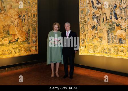 Oudenaarde, Belgio. 19 marzo 2024. La regina Matilde del Belgio e il re Filippo - Filip del Belgio nella foto durante una visita reale alla collezione di arazzi antichi presso il museo 'Museum van Oudenaarde', martedì 19 marzo 2024, parte di una visita alla provincia delle Fiandre Orientali. Tra il XV e il XVIII secolo, Oudenaarde fu uno dei principali centri per la produzione di arazzi nelle Fiandre. BELGA FOTO KURT DESPLENTER credito: Belga News Agency/Alamy Live News Foto Stock