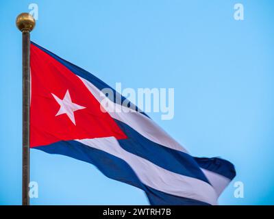 Bandiera cubana - simbolo principale dell'Avana, Cuba. Cuba Flag sventolando sull'asta, primo piano. Bandiera di Cuba che sventola nel vento. Primo piano di una bandiera cubana che sventola nel vento su uno sfondo di cielo limpido all'Avana Foto Stock