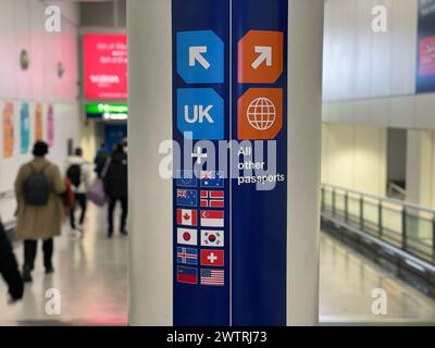 Londra, Inghilterra - 10 marzo 2024: Controllo passaporti e Regno Unito, controllo di frontiera del Regno Unito presso l'aeroporto di Heathrow, Londra, Inghilterra, Gran Bretagna Foto Stock