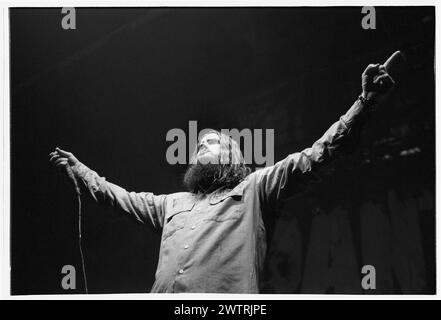 PHIL ANSELMO, PANTERA, 2000: Il cantante Phil Anselmo dei Pantera suona dal vivo in uno degli ultimi tour con la formazione classica della band al Newport Centre di Newport, Galles, Regno Unito, il 24 aprile 2000. Fotografia: Rob Watkins. INFO: La leggendaria band heavy metal americana Pantera si è formata nel 1981 ad Arlington, Texas. Nel 2000 erano in tour con il loro nono e ultimo album in studio "Reinventing the Steel". Foto Stock