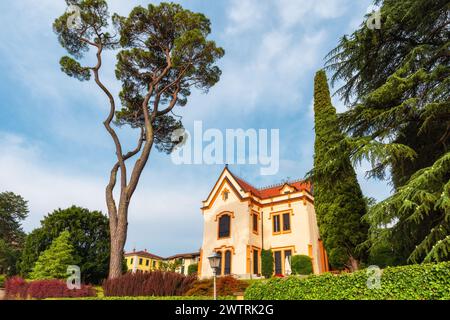 Villa sul lago di Como a Lenno comune, Lombardia, Italia. Meta turistica e di viaggio popolare per le vacanze estive Foto Stock