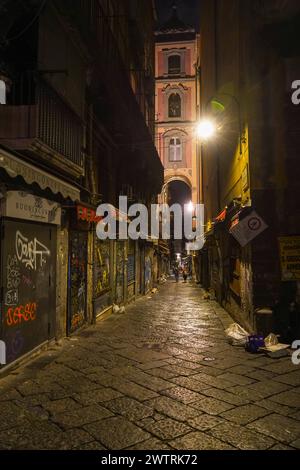 Tipico vicolo buio nel centro storico di Napoli, Italia Foto Stock