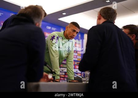 Il brasiliano Richarlison durante una conferenza stampa a Sopwell House, St Albans. Data foto: Martedì 19 marzo 2024. Foto Stock